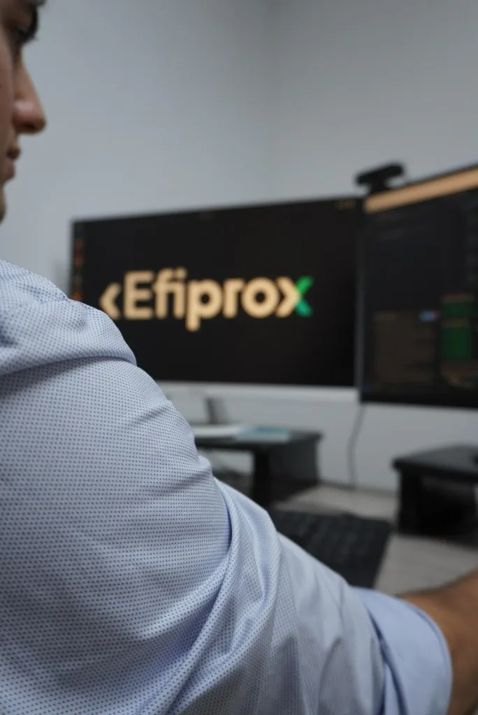 Desarrollo de software a medida e inteligencia artificial para empresas Equipo técnico trabajando en una solución de software a medida para empresa