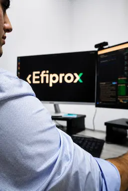 Desarrollo de software a medida e inteligencia artificial para empresas Equipo técnico trabajando en una solución de software a medida para empresa